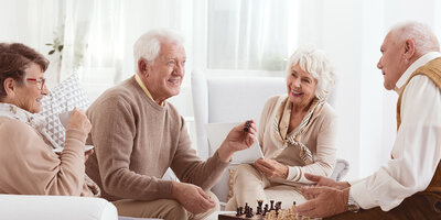 Pflegerin und Seniorin gemeinsam zu Hause